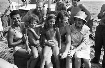 El cantante francés Johnny Hallyday durante las vacaciones con su familia en 1967 en la Riviera Francesa con su prima Desta de Unbekannt Unbekannt